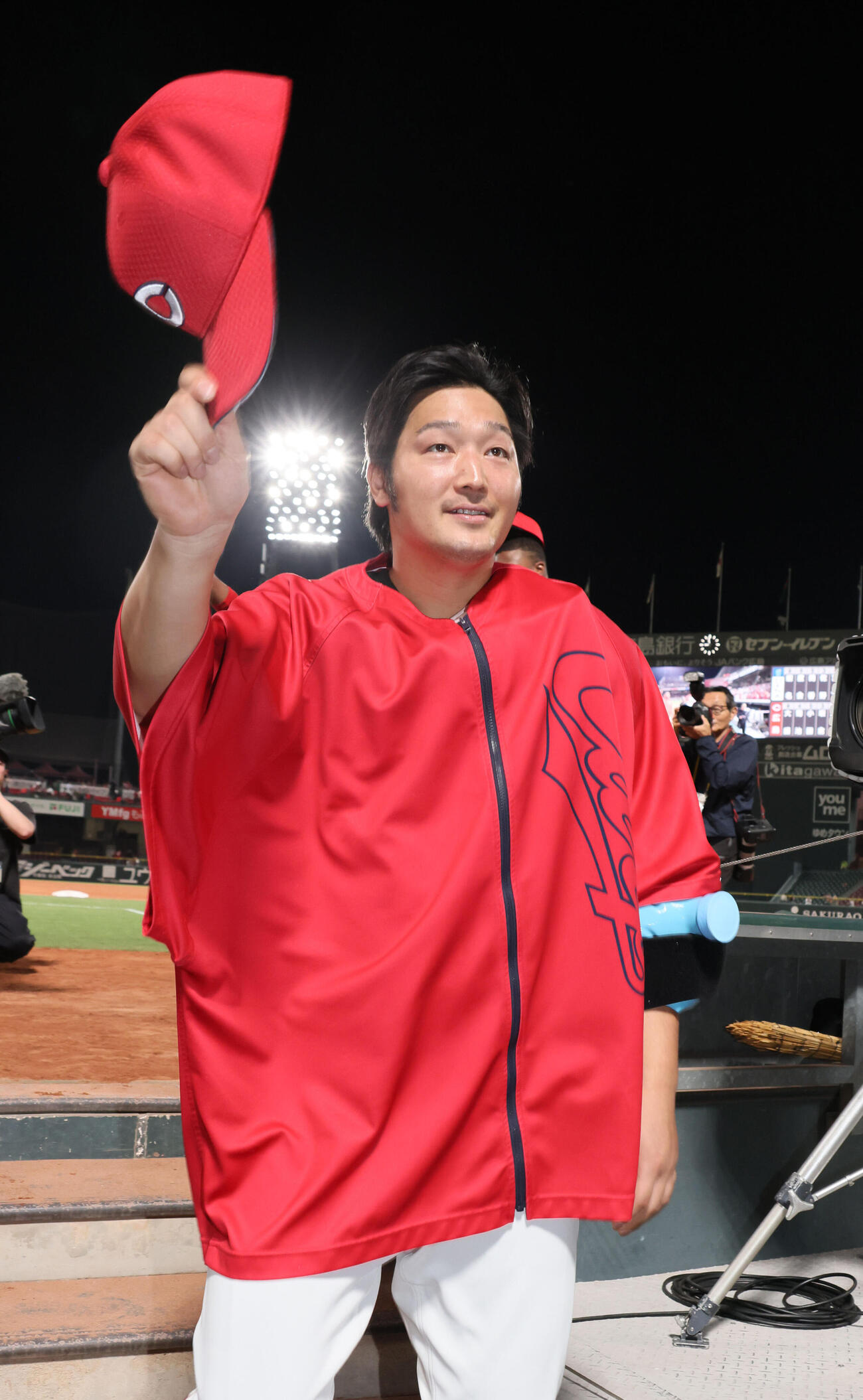 広島対DeNA　ファンの声援に応える床田寛樹（撮影・加藤孝規）