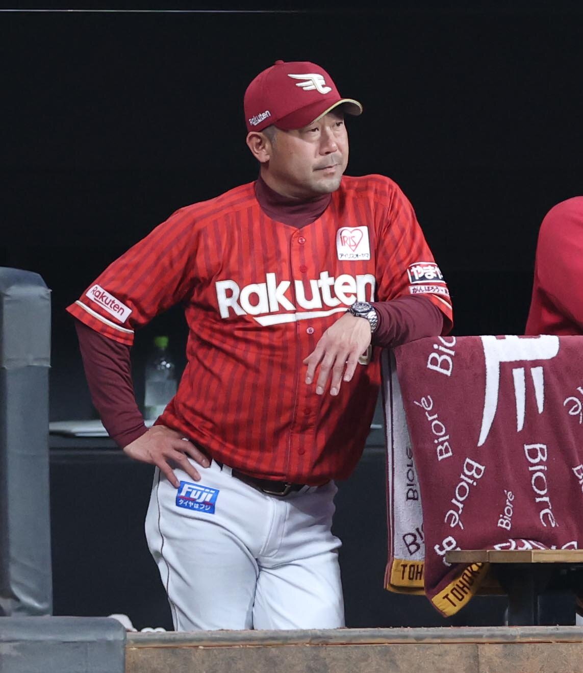 日本ハム対楽天　試合を見つめる三木肇監督（撮影・黒川智章）