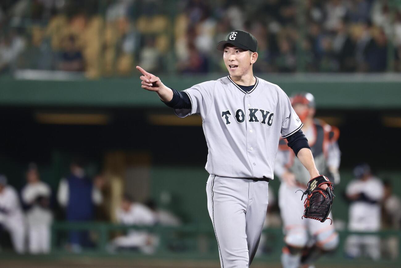 ヤクルト対巨人　5回裏ヤクルト1死一塁、長岡秀樹を併殺打に仕留めた戸郷翔征（撮影・宮地輝）