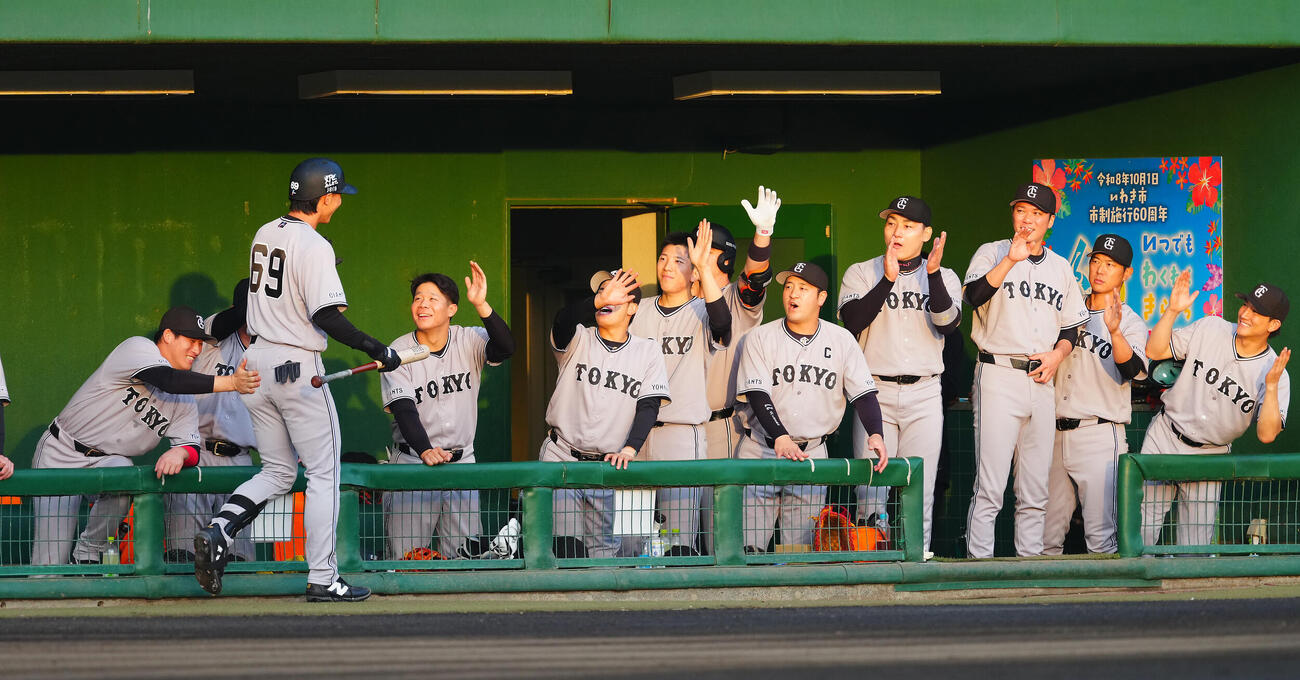 ヤクルト対巨人　1回表巨人無死、先制ソロ本塁打を放った平山功太（左）を出迎えるナイン（撮影・垰建太）