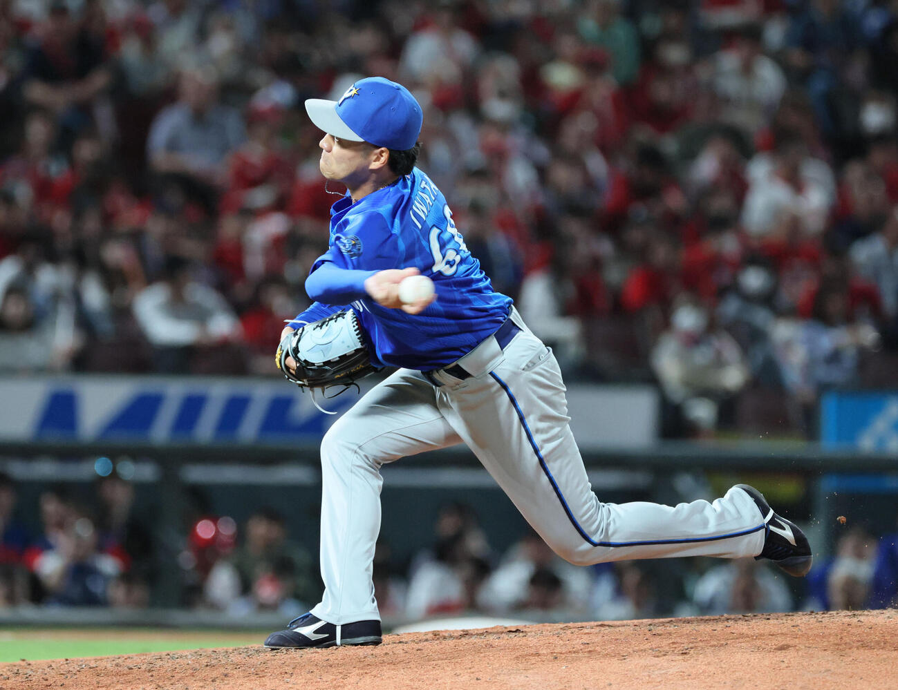 広島対DeNA 8回裏広島、DeNA4番手の岩田将貴　（撮影・加藤孝規）