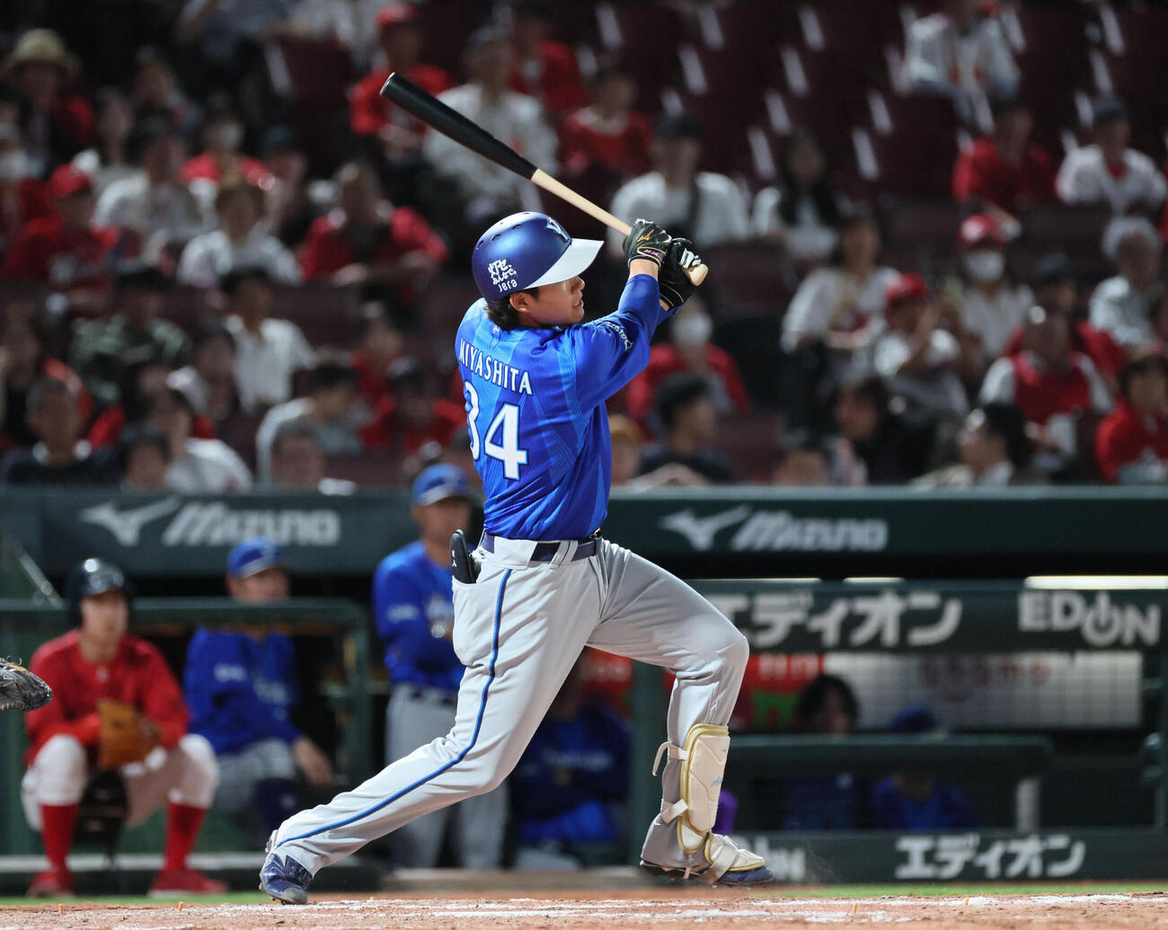 広島対DeNA 9回表DeNA2死三塁、宮下朝陽は右中間越え適時二塁打を放つ　（撮影・加藤孝規）