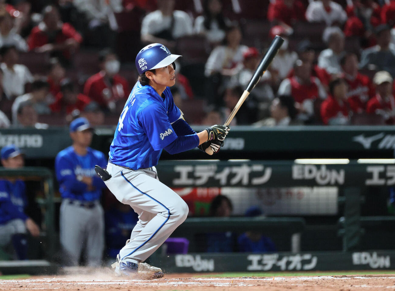 広島対DeNA 9回表DeNA2死三塁、宮下朝陽は右中間越え適時二塁打を放つ　（撮影・加藤孝規）