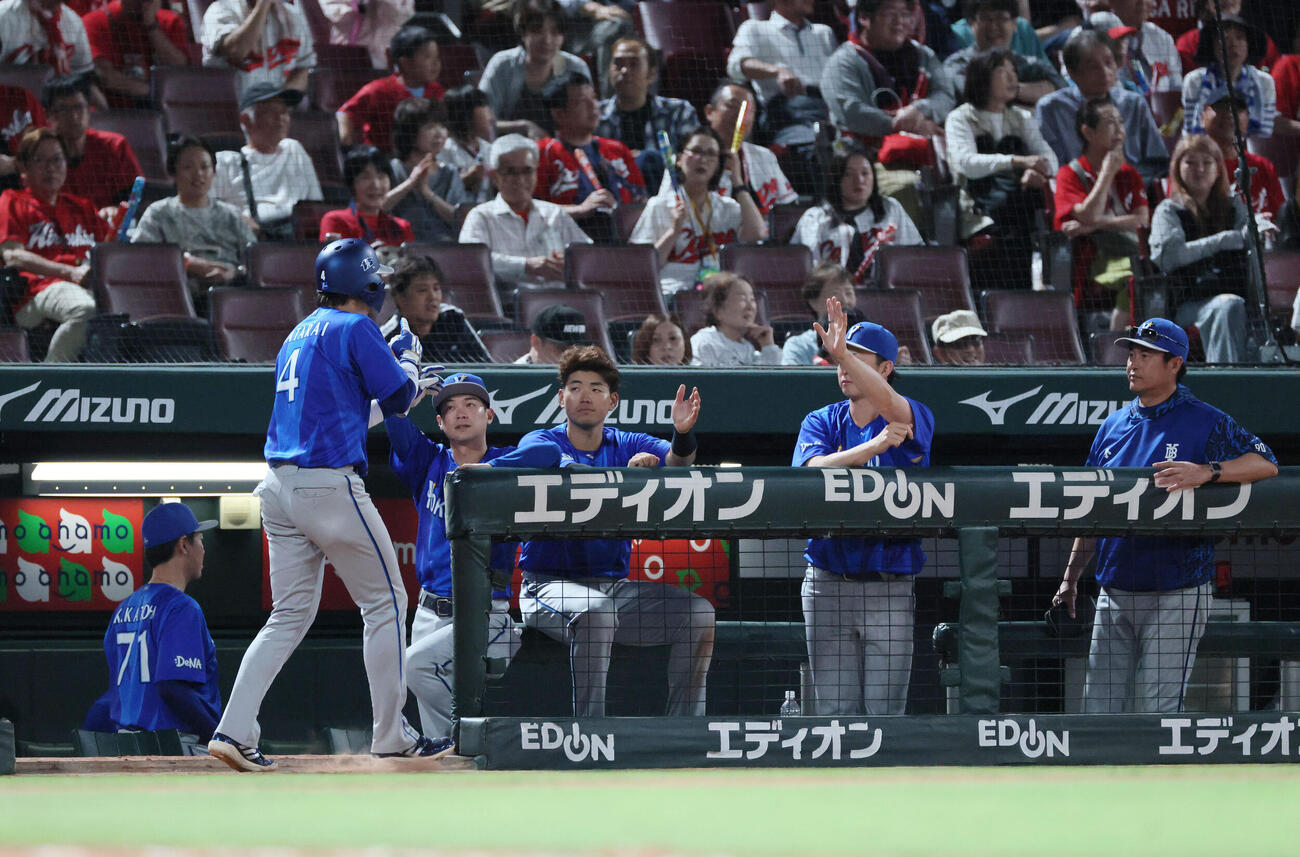 広島対DeNA 9回表DeNA2死三塁、宮下朝陽の右中間越え適時二塁打で生還した度会隆輝を迎えるチームメート　（撮影・加藤孝規）