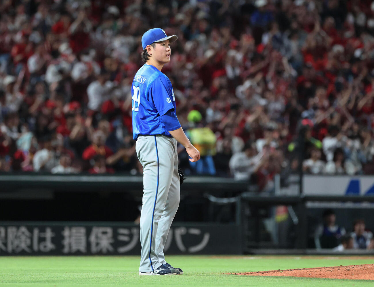 広島対DeNA 6回裏広島2死三塁、坂倉将吾に右前適時打を浴びた若松尚輝　（撮影・加藤孝規）