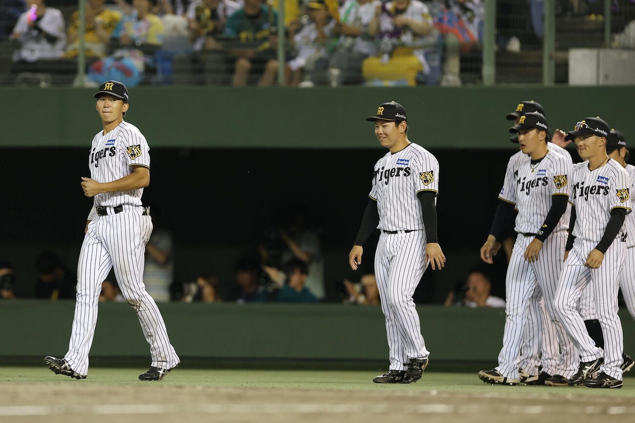 阪神対中日　中日に勝利し、先頭でナインを出迎える阪神立石正広（左端）（撮影・前田充）＝2026年5月19日