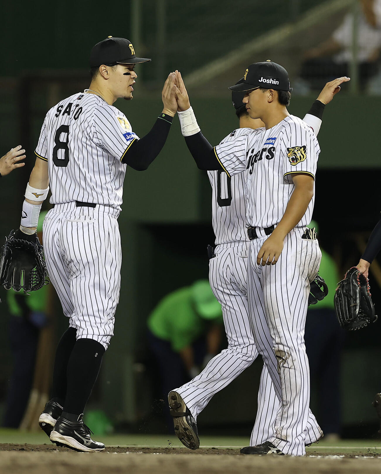 阪神対中日　中日に勝利し、佐藤輝明（左）とタッチを交わす阪神立石正広（撮影・前田充）＝2026年5月19日