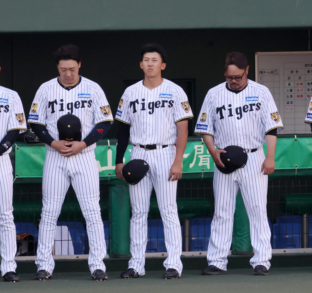 阪神対中日　試合前君が代の演奏を聴く阪神立石正広（撮影・加藤哉）