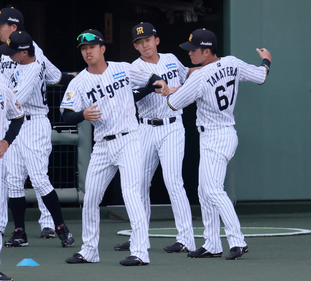 阪神対中日　試合前のウオーミングアップをする阪神立石正広　（撮影・加藤哉）