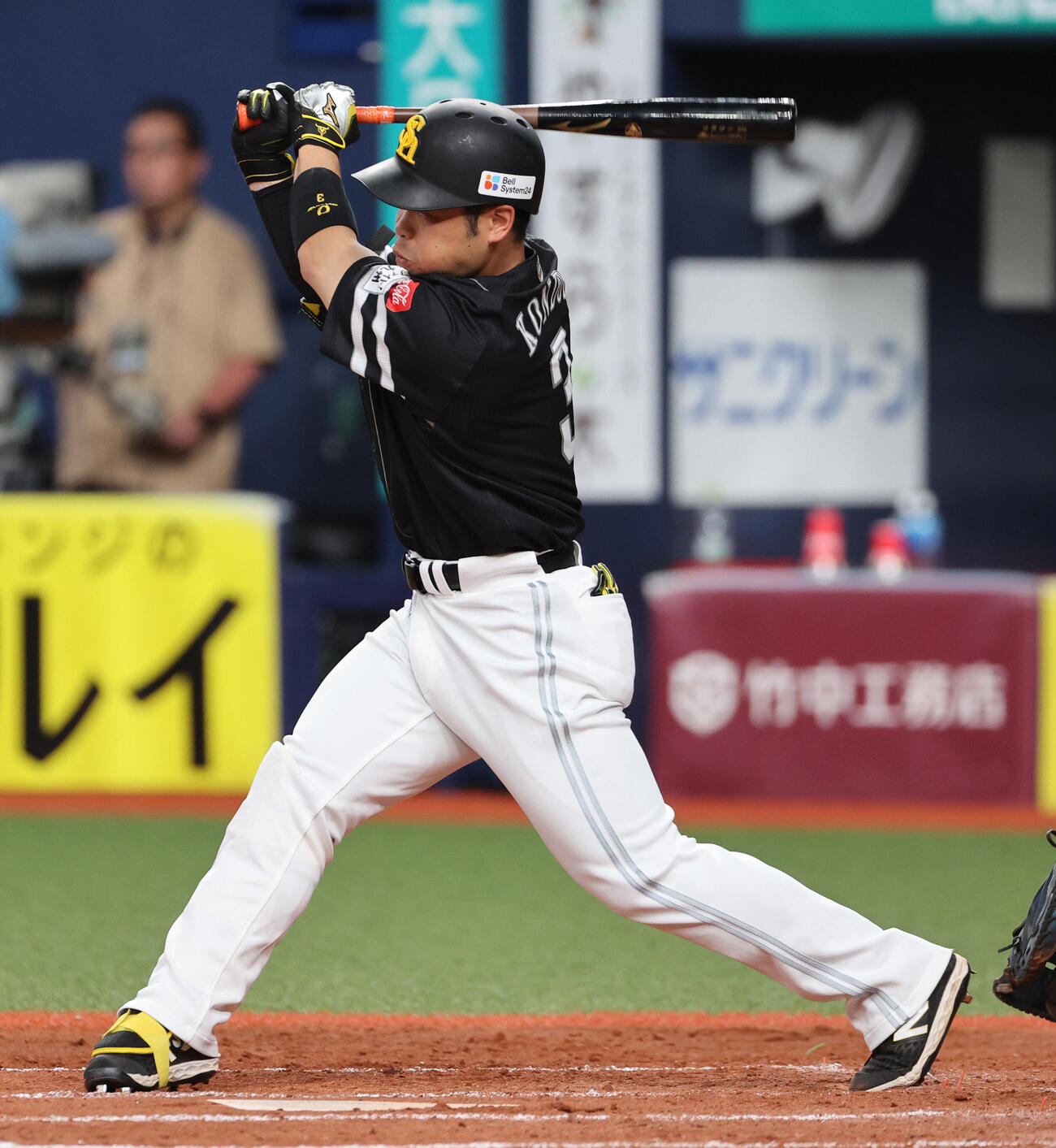 オリックス対ソフトバンク　3回表ソフトバンク2死一塁、近藤健介は右前打を放つ（撮影・西尾就之）