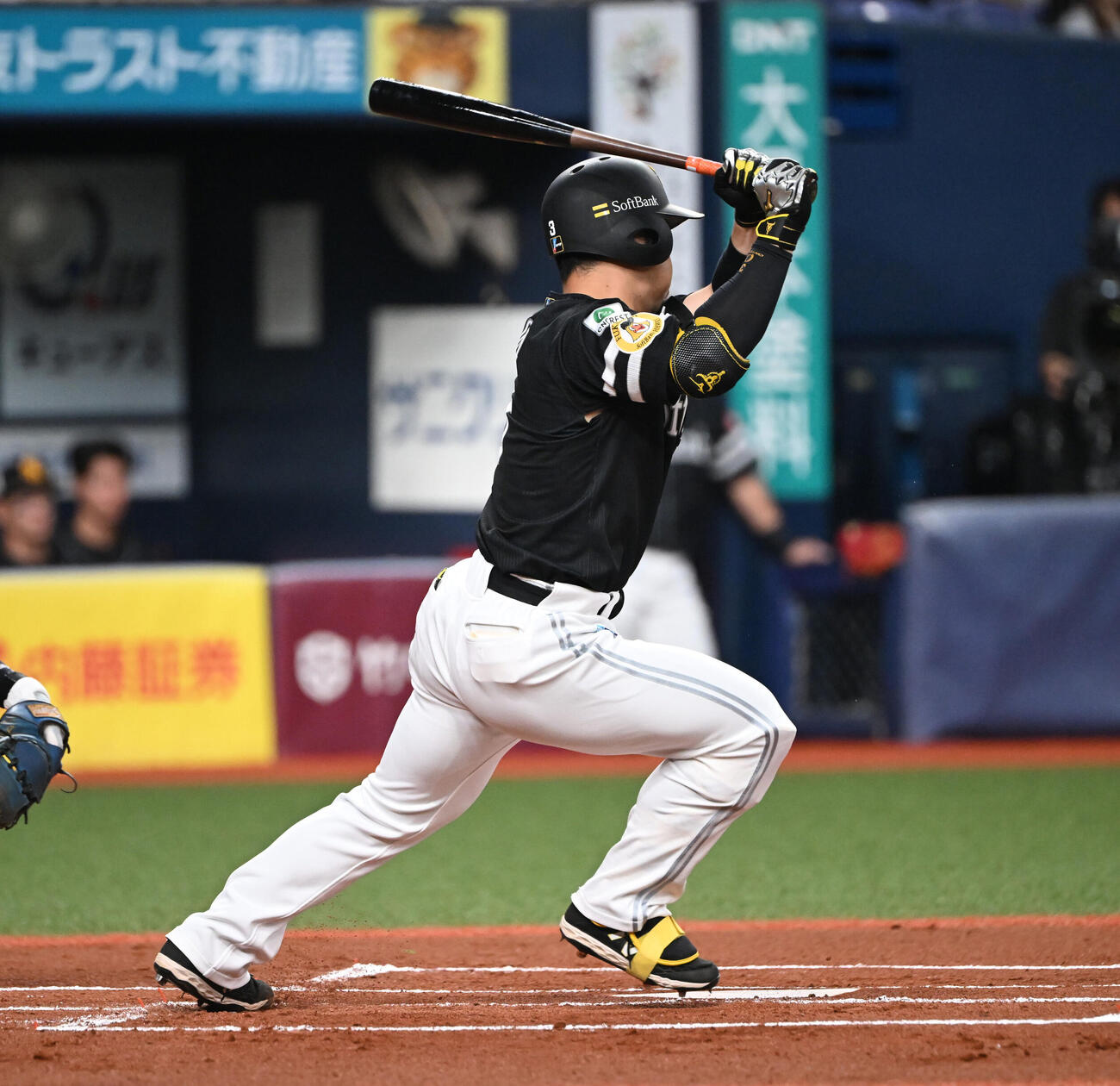 オリックス対ソフトバンク　　1回表ソフトバンク2死、左前打を放つ近藤健介（撮影・和賀正仁）＝2026年5月19日