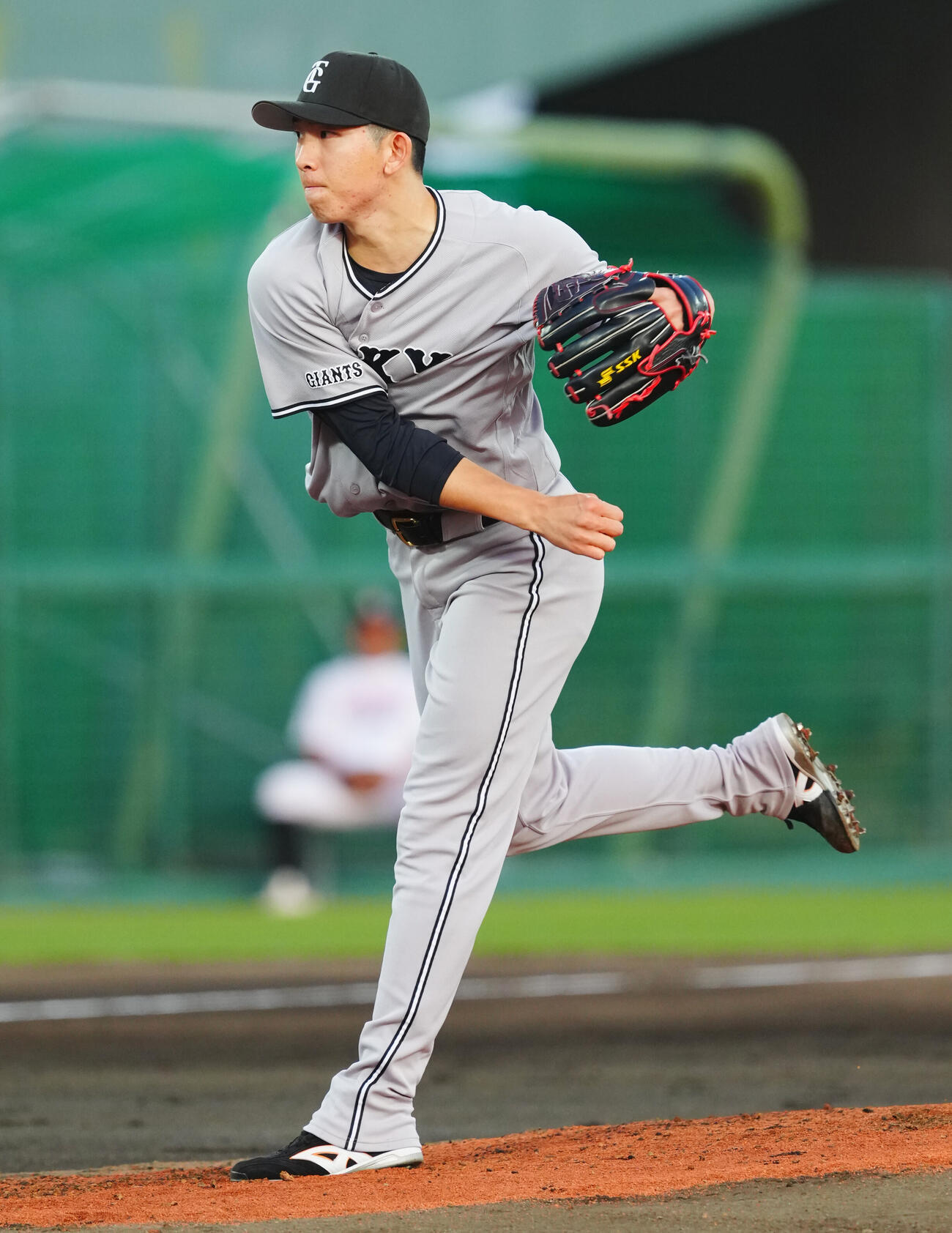 ヤクルト対巨人　力投する巨人先発の戸郷翔征（撮影・垰建太）