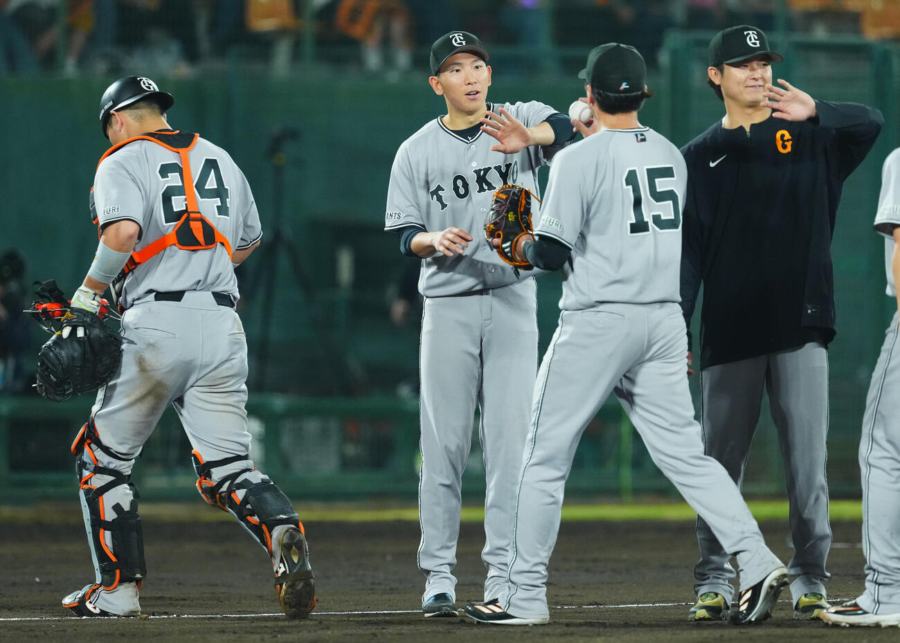 ヤクルト対巨人　ヤクルトに勝ち勝利投手の巨人戸郷翔征（中央）は笑顔でナインとタッチを交わす（撮影・垰建太）