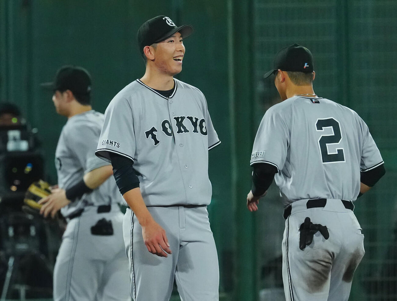 ヤクルト対巨人　6回裏ヤクルトの攻撃を無失点に抑え笑顔を見せる巨人先発の戸郷翔征（中央）（撮影・垰建太）