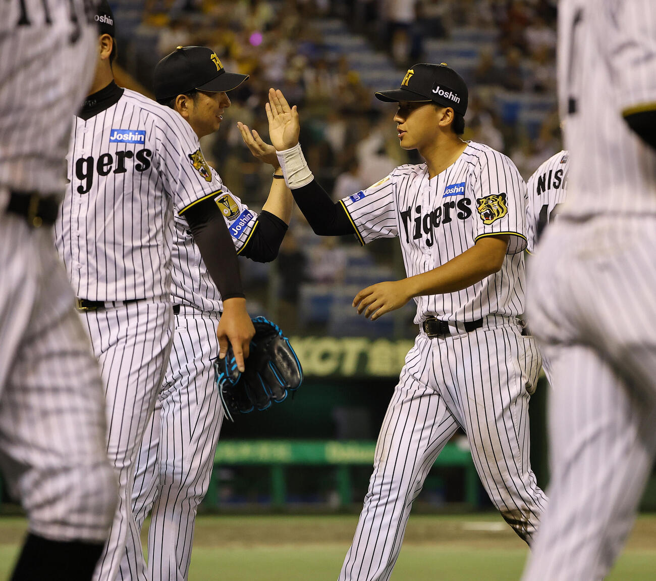 阪神対中日　立石正広（右）は藤川球児監督とハイタッチして勝利を喜ぶ（撮影・上田博志）