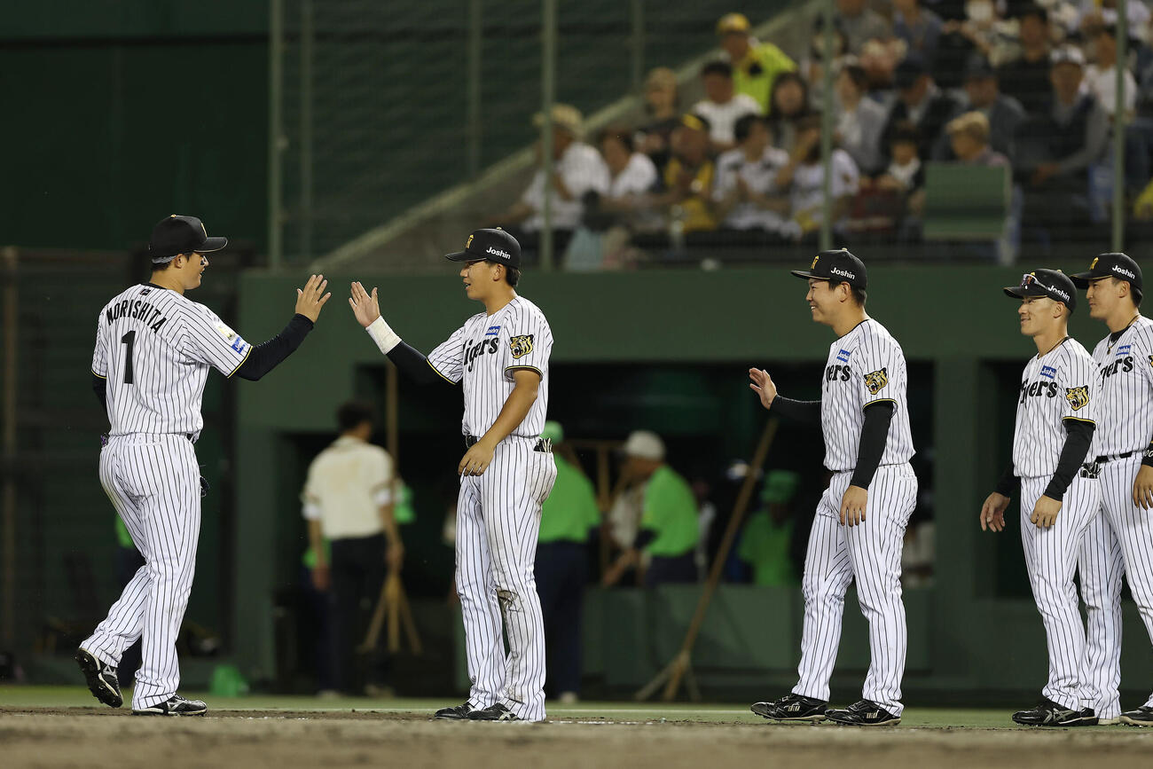 阪神対中日　中日に勝利し、先頭でナインを出迎える阪神立石正広（左から2人目）（撮影・前田充）＝2026年5月19日