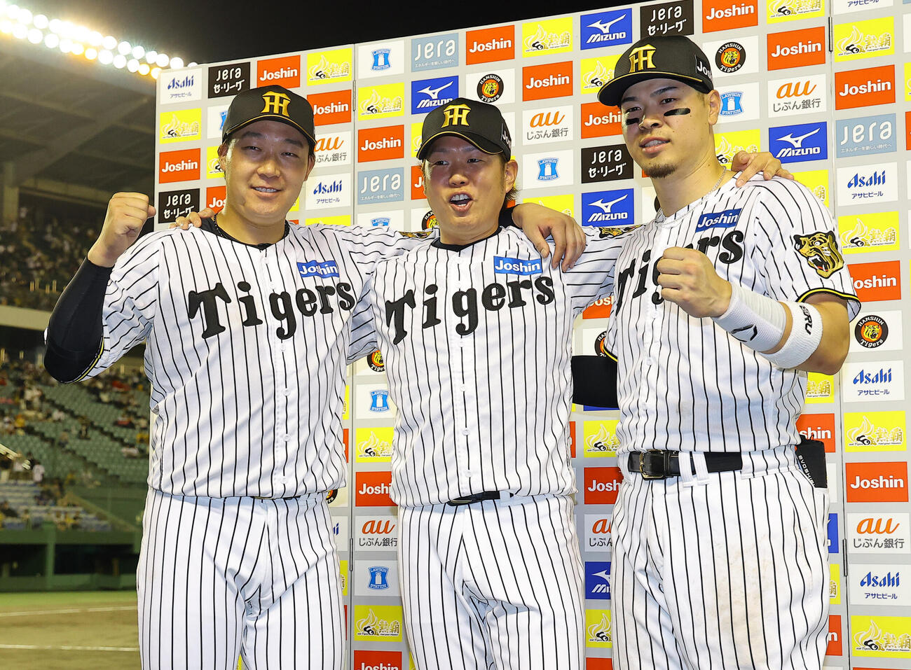 阪神対中日　お立ち台でガッツポーズをする左から大山悠輔、西勇輝、佐藤輝明（撮影・上田博志）