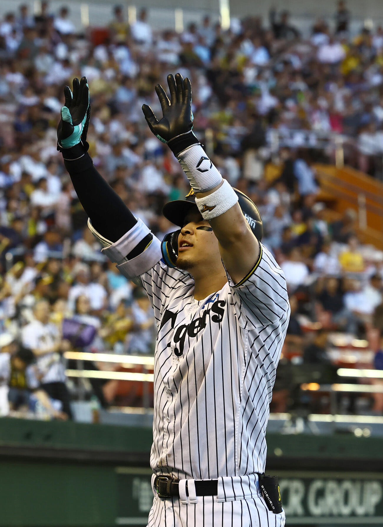 阪神対中日　3回裏阪神1死一塁、2点本塁打を放った佐藤輝明はスタンドのファンに手を振る（撮影・上田博志）