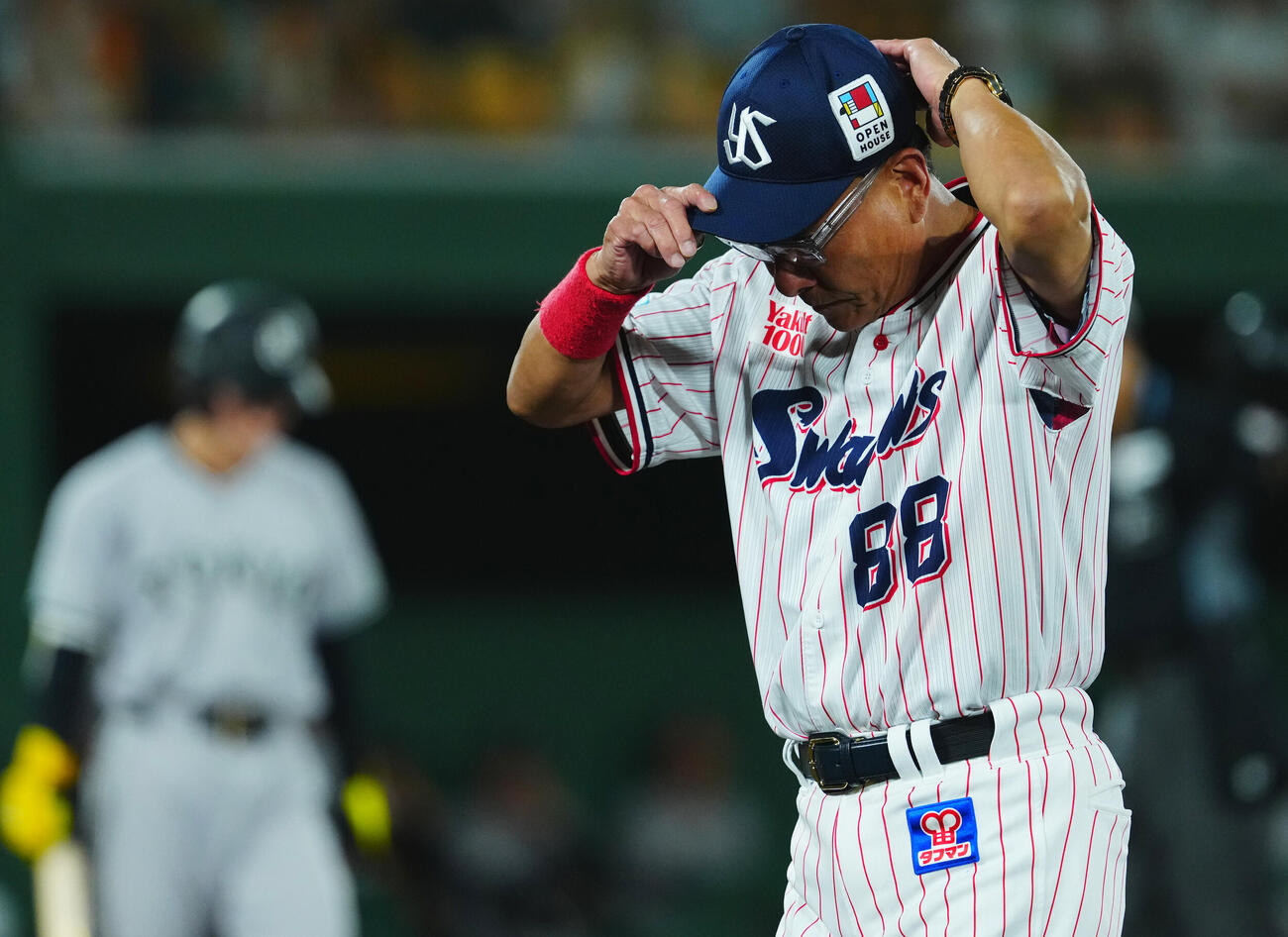 ヤクルト対巨人　4回表巨人2死三塁、マウンドで選手に声をかけ、ベンチに戻るヤクルト池山隆寛監督（撮影・垰建太）