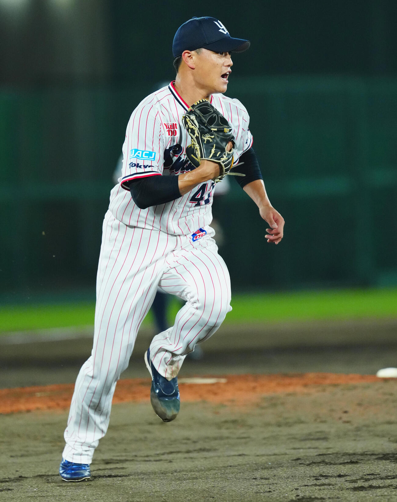 ヤクルト対巨人　5回表巨人2死、泉口友汰の一ゴロで声をあげカバーに入る高橋奎二（撮影・垰建太）