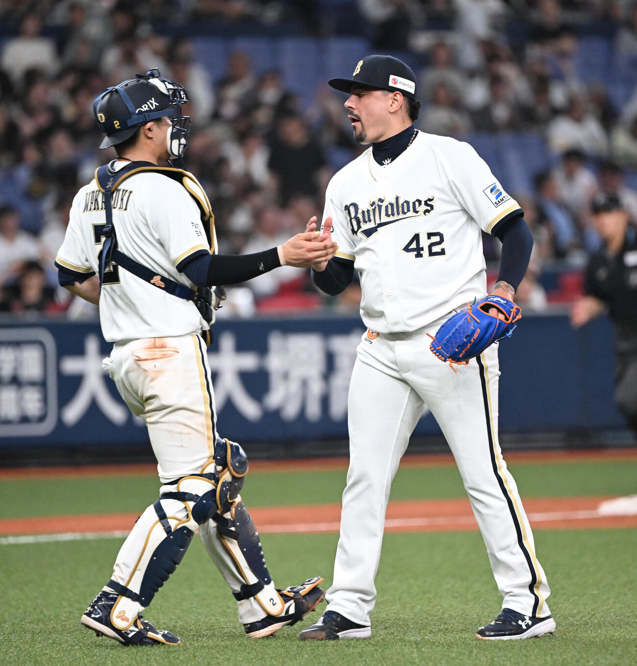 オリックス対ソフトバンク　9回表ソフトバンク2死三塁、山川を三振とし試合終了、握手を交わす若月健矢（左）とオリックスのアンドレス・マチャド（撮影・和賀正仁）