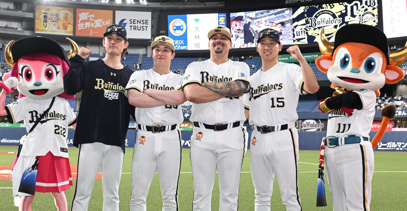 オリックス対ソフトバンク　ポーズを取るオリックスのリリーフ陣、左から寺西成騎、吉田輝星、アンドレス・マチャド、椋木蓮（撮影・和賀正仁）