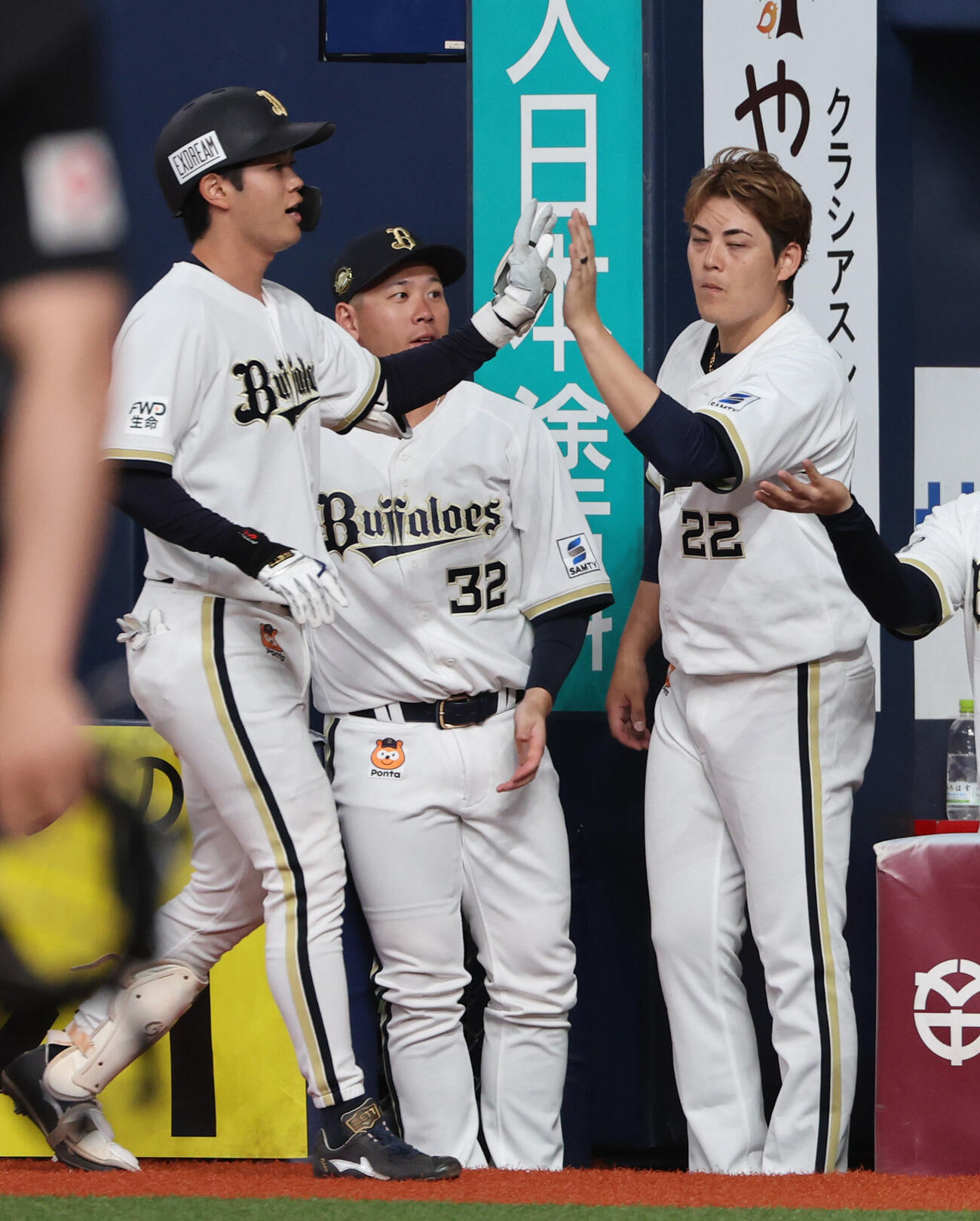 オリックス対ソフトバンク　1回裏オリックス1死二、三塁、右犠飛を放った太田椋をベンチで迎える九里亜蓮（撮影・西尾就之）