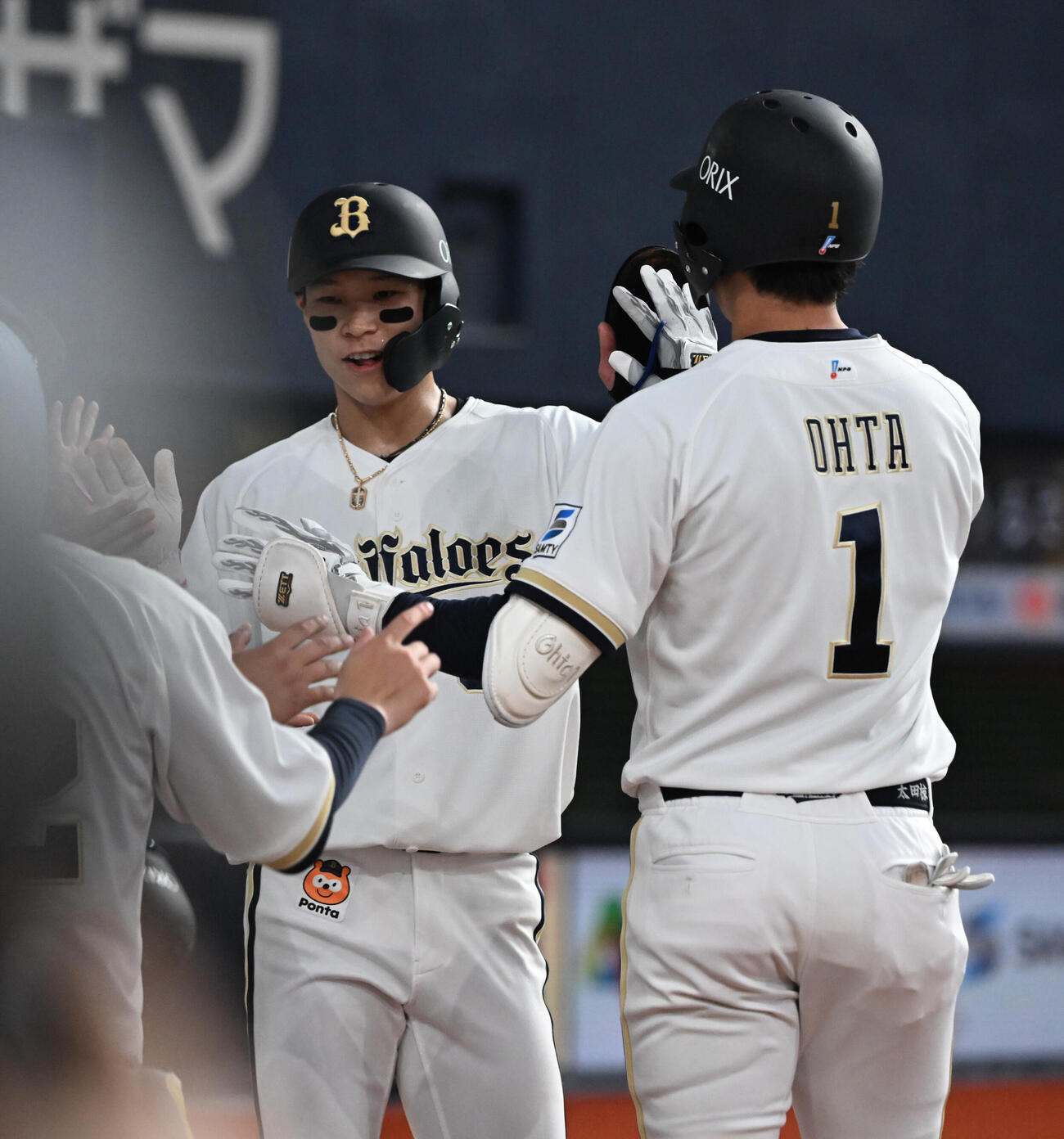 オリックス対ソフトバンク　1回裏オリックス1死二、三塁、右犠飛を放った太田椋（右）と中川圭太がタッチをかわす（撮影・和賀正仁）＝2026年5月19日