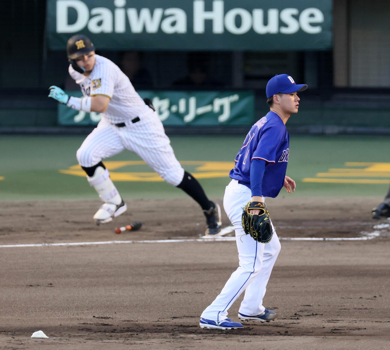 阪神対中日　1回裏阪神2死二塁、金丸夢斗は佐藤輝明に左前適時打を打たれ失点（撮影・加藤哉）