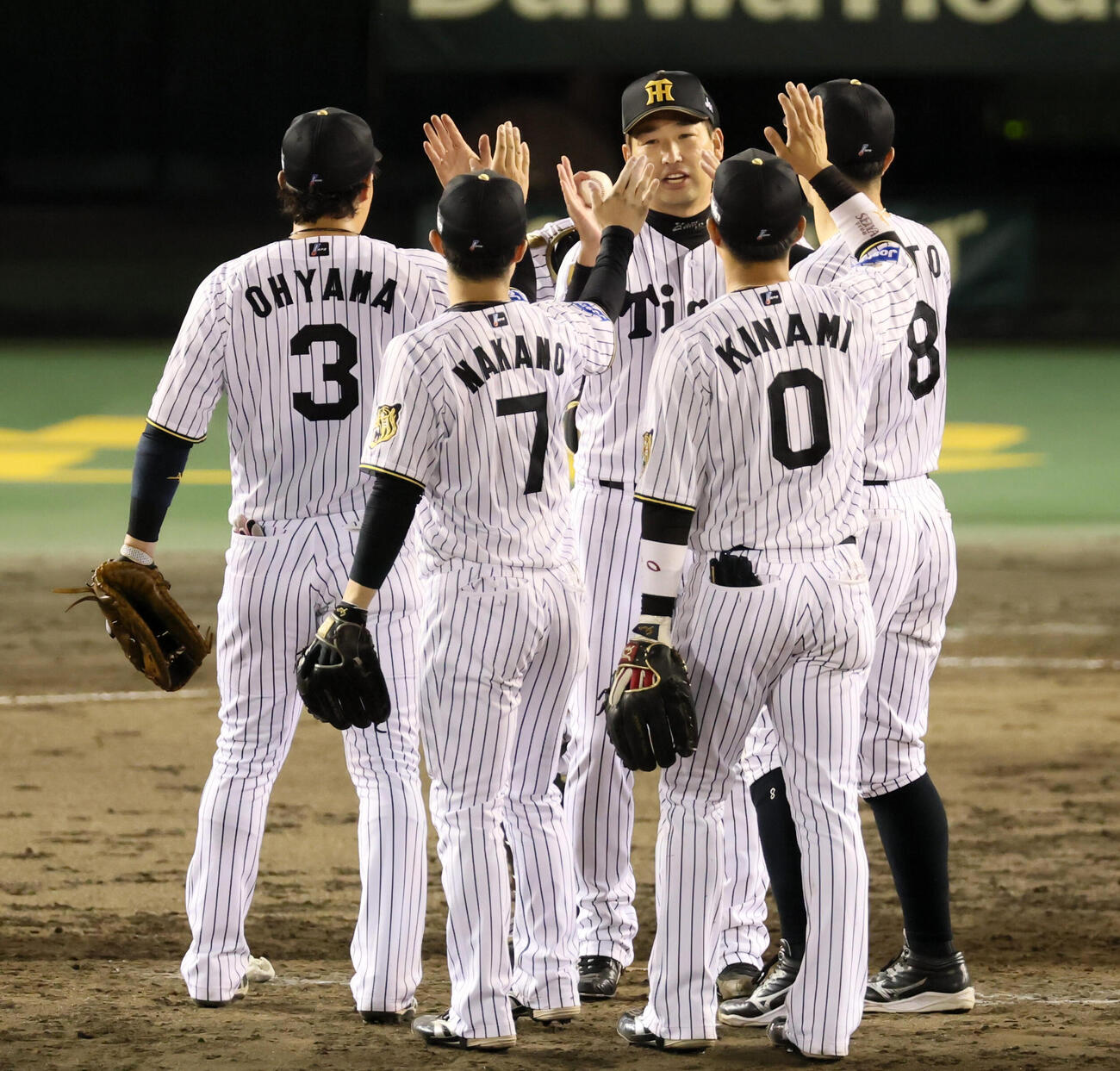 阪神対中日　中日に勝利しナインとタッチする阪神岩崎優（撮影・加藤哉）