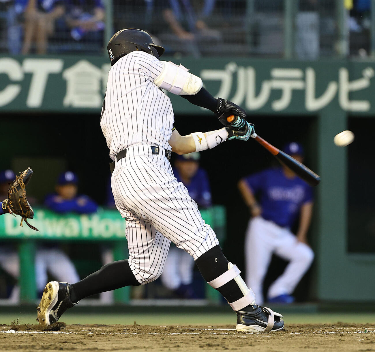 阪神対中日　3回裏阪神1死一塁、佐藤輝明は2点本塁打を放つ（撮影・上田博志）