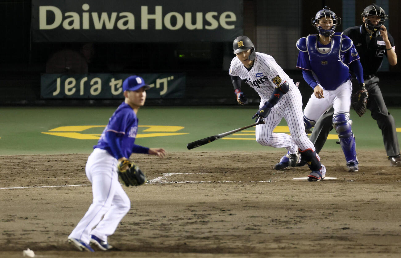 阪神対中日　5回裏阪神2死一、二塁、大山悠輔は左前適時打を放つ。投手金丸夢斗（撮影・加藤哉）
