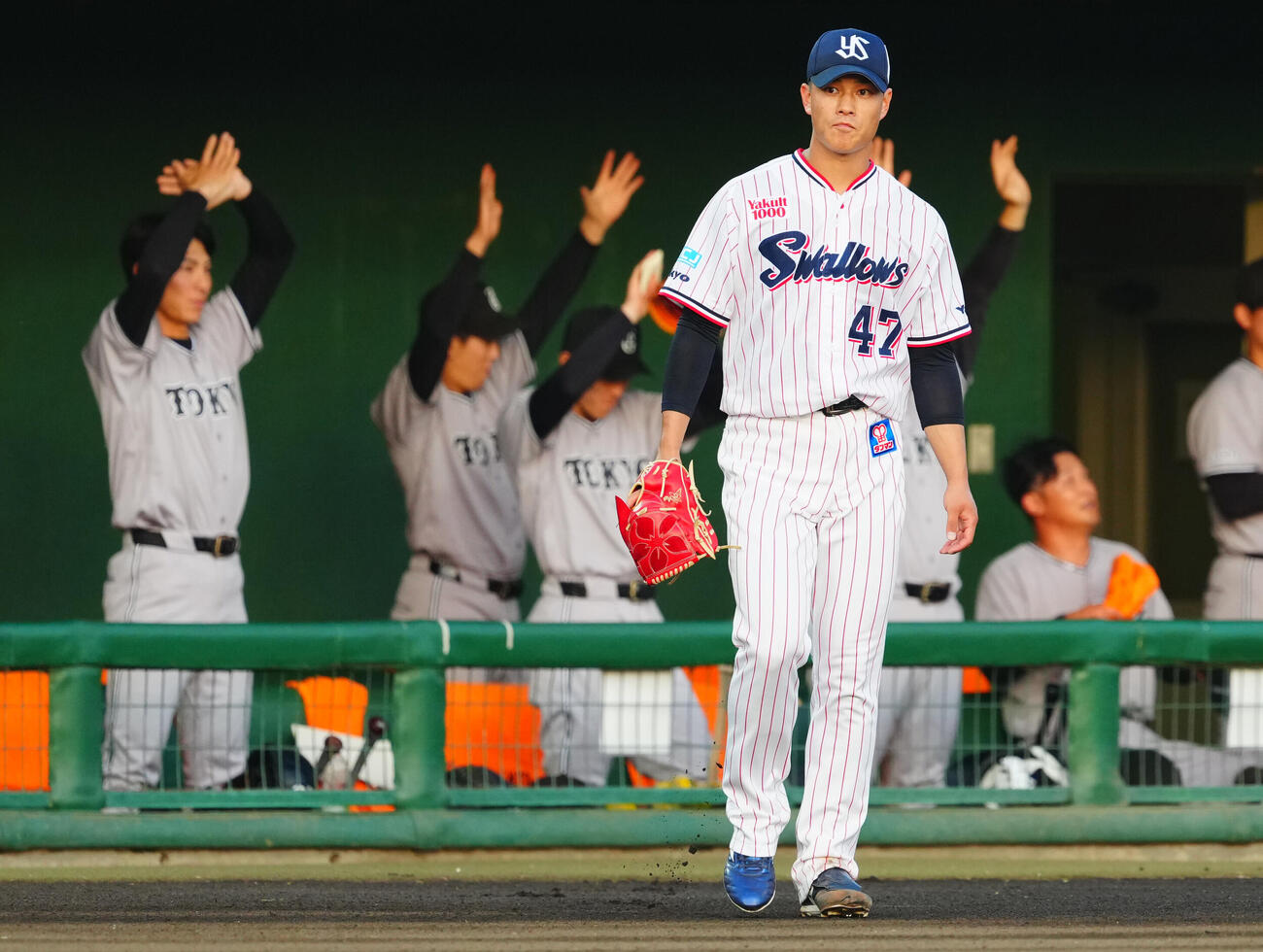ヤクルト対巨人　1回表巨人2死、ボビー・ダルベックに三塁打を許し渋い表情の高橋奎二（撮影・垰建太）