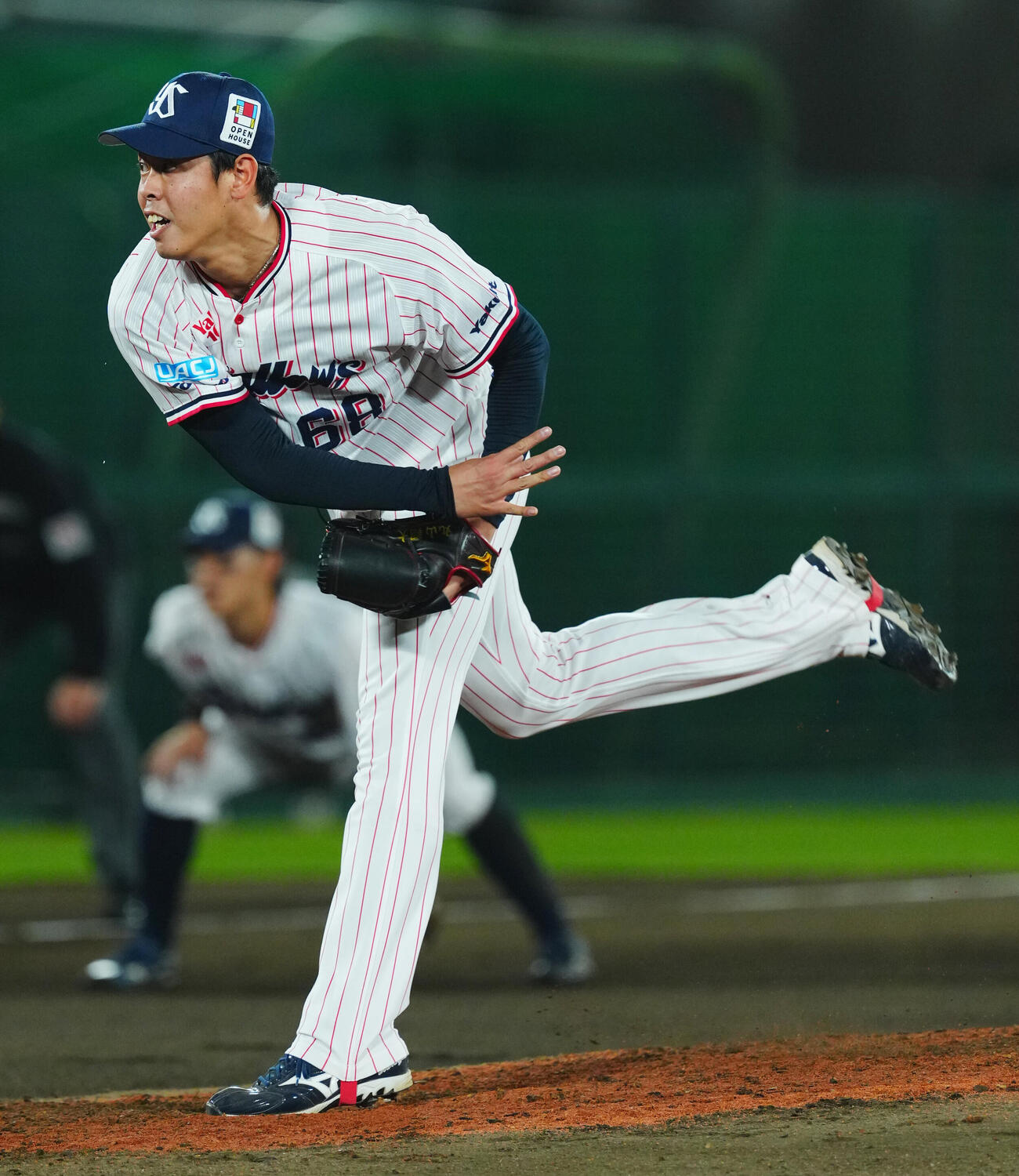 ヤクルト対巨人　7回表、ヤクルト3番手で登板し力投する丸山翔大（撮影・垰建太）