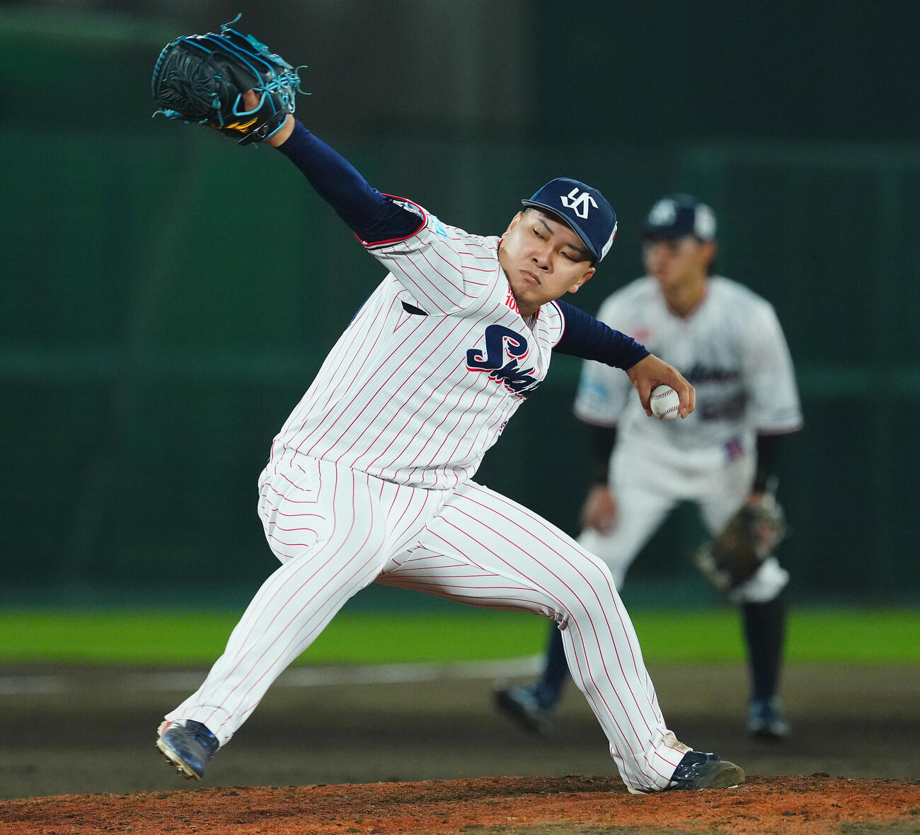 ヤクルト対巨人　8回表、ヤクルト4番手で登板し力投する荘司宏太（撮影・垰建太）