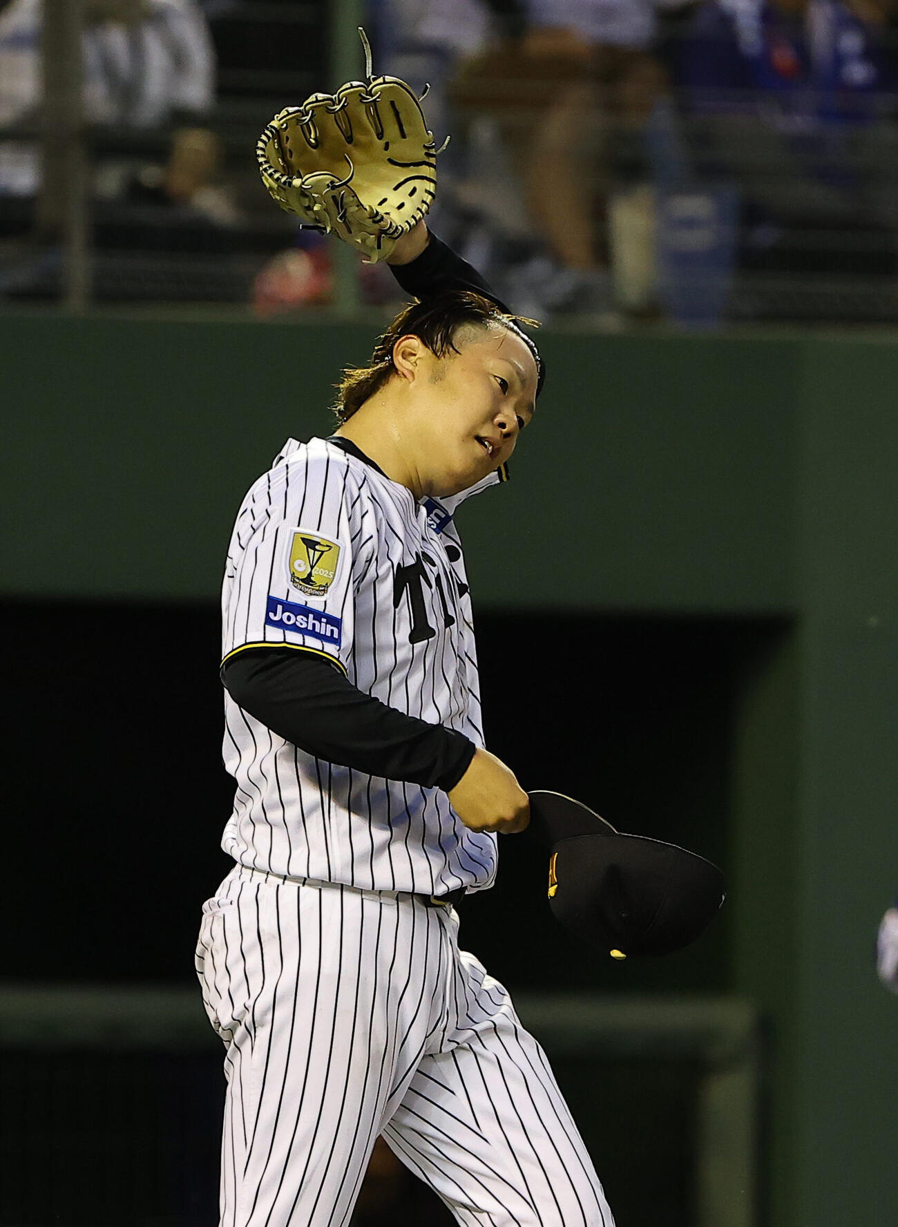 阪神対中日　4回、2失点した西勇輝は汗をぬぐう（撮影・上田博志）