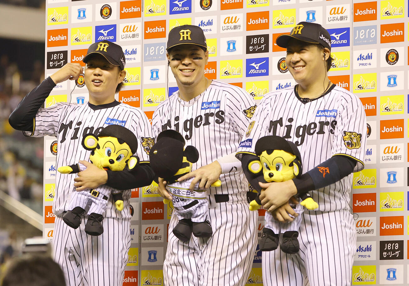 阪神対中日　お立ち台で笑顔を見せる左から西勇輝、佐藤輝明、大山悠輔（撮影・上田博志）