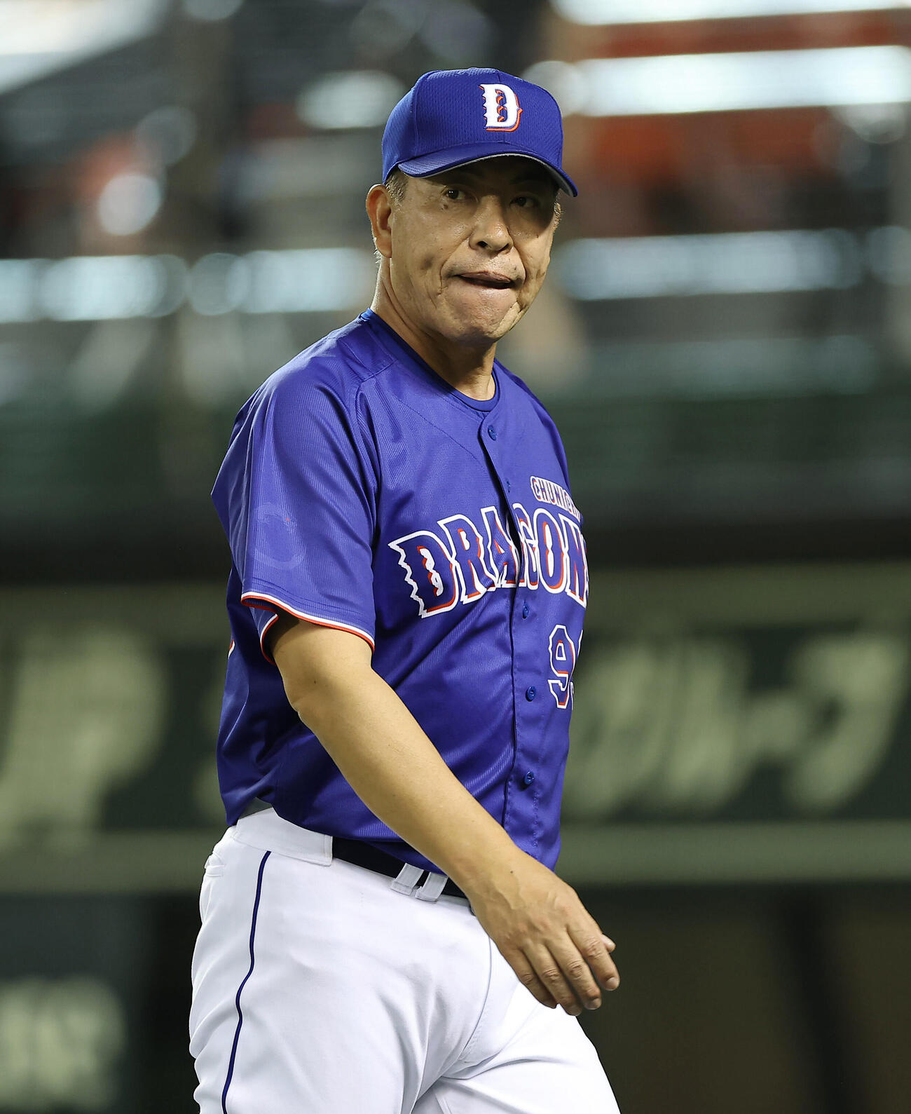 阪神対中日　5回裏を終え、選手交代を告げる中日井上一樹監督（撮影・前田充）＝2026年5月19日
