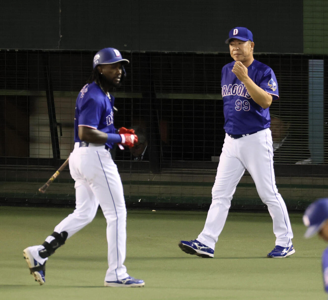 阪神対中日　6回表を終え選手交代を告げる中日井上一樹監督。左は凡退したオルランド・カリステ（撮影・加藤哉）
