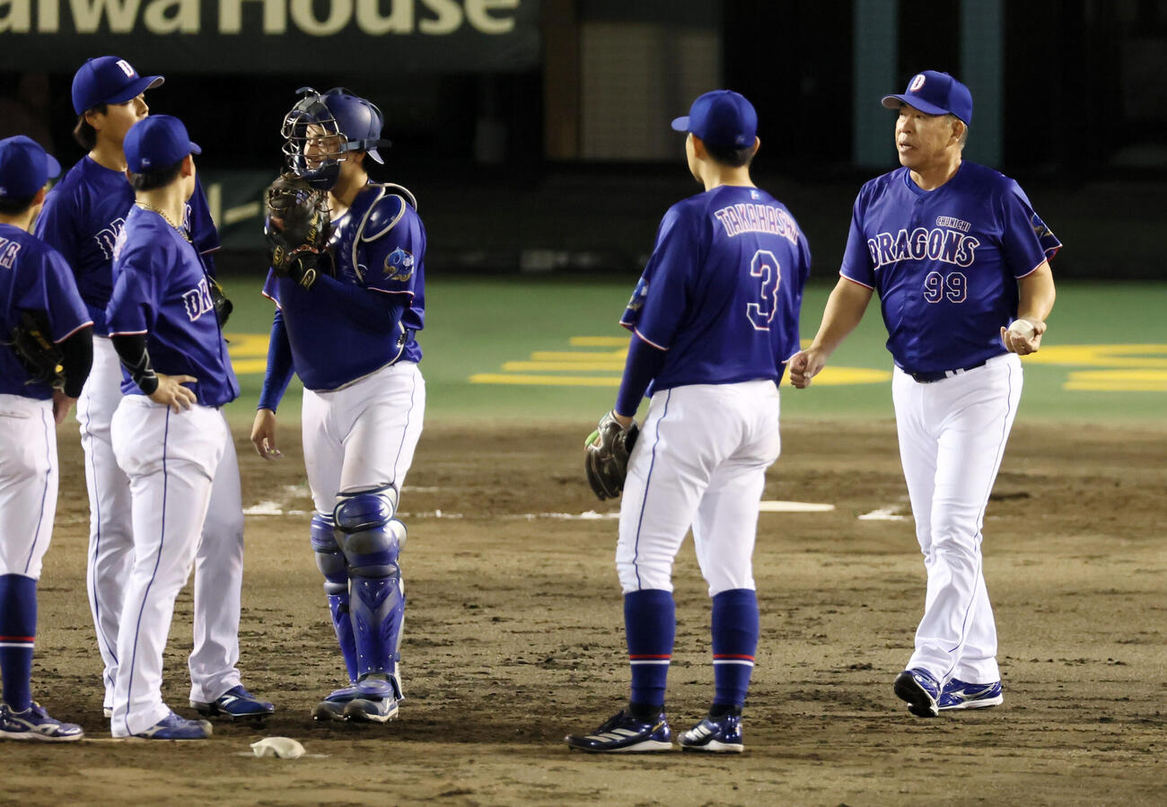 阪神対中日　7回裏阪神2死満塁、井上一樹監督は杉浦稔大（左から2人目）に降板を告げる（撮影・加藤哉）