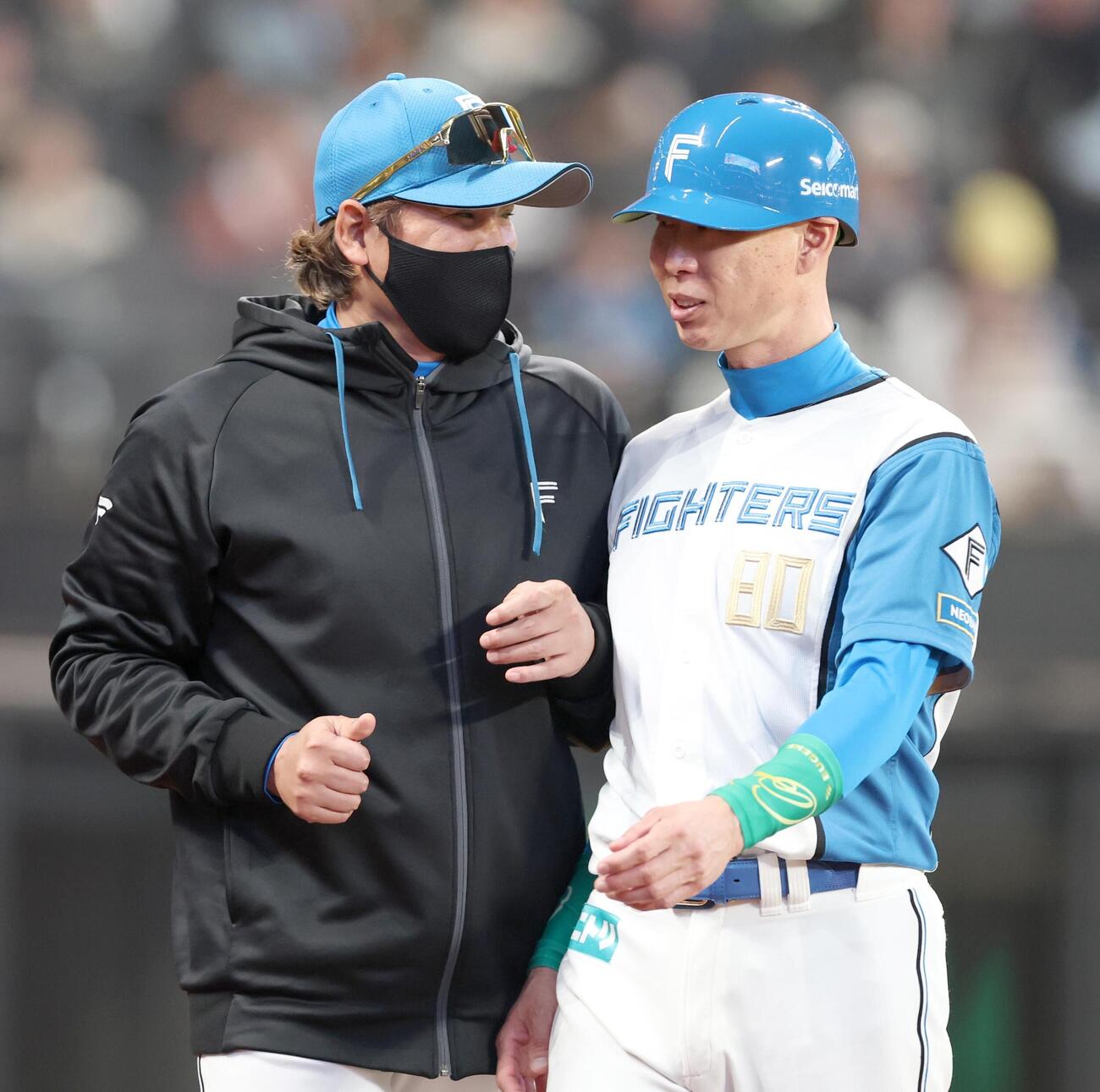 日本ハム対楽天　イニング間に森本稀哲コーチ（右）と話す新庄剛志監督（撮影・黒川智章）