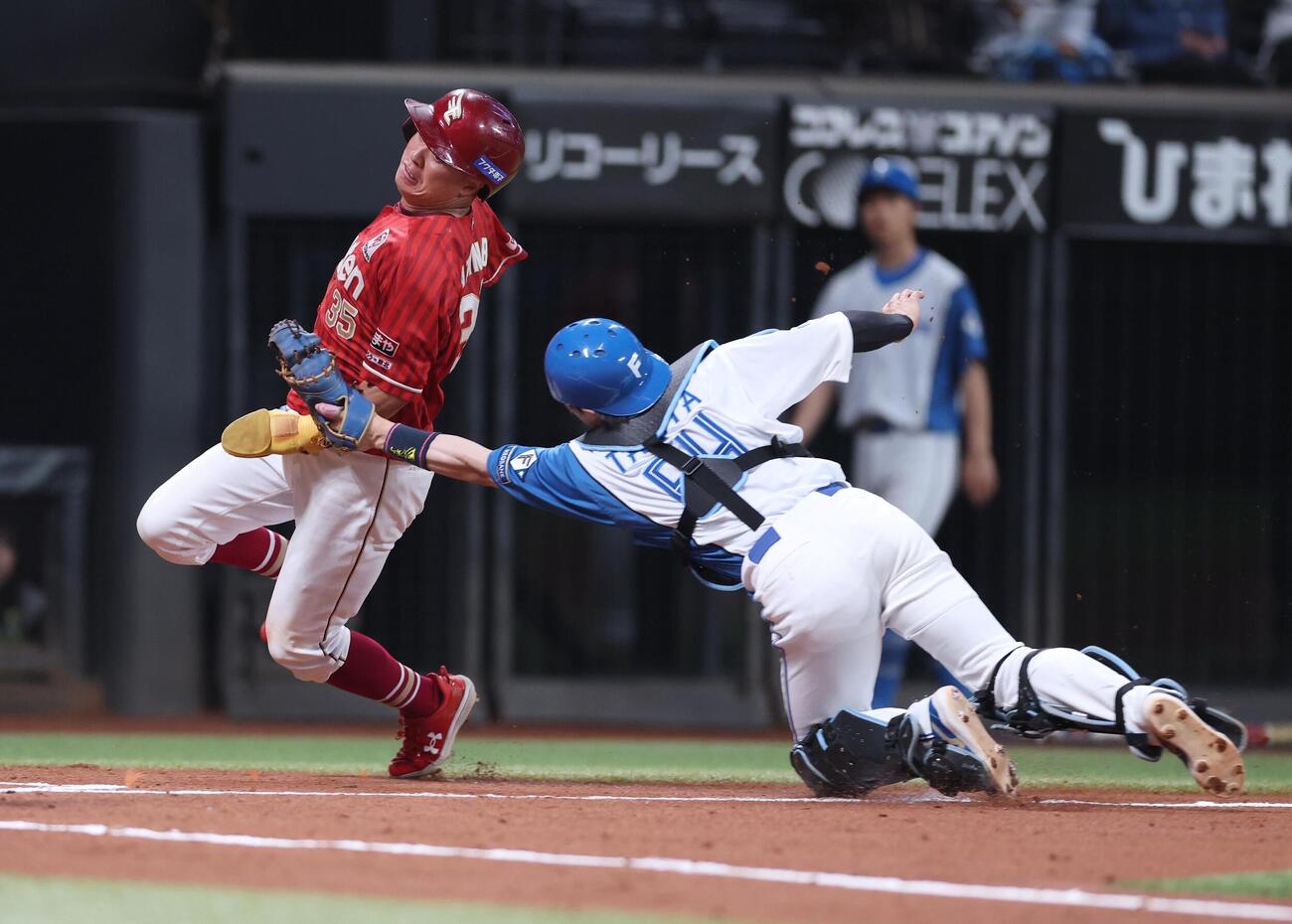 日本ハム対楽天　2回表楽天2死一、二塁、小郷裕哉の右前打で本塁突入した二塁走者渡辺佳明（左）は万波中正の好送球でタッチアウト。捕手田宮裕涼（撮影・黒川智章）