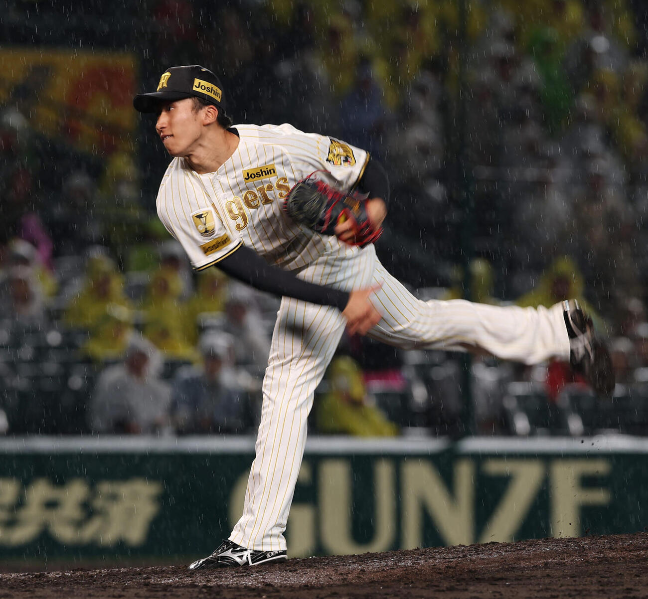 雨脚が強まる中、力投する阪神先発の茨木秀俊（2026年4月9日撮影）