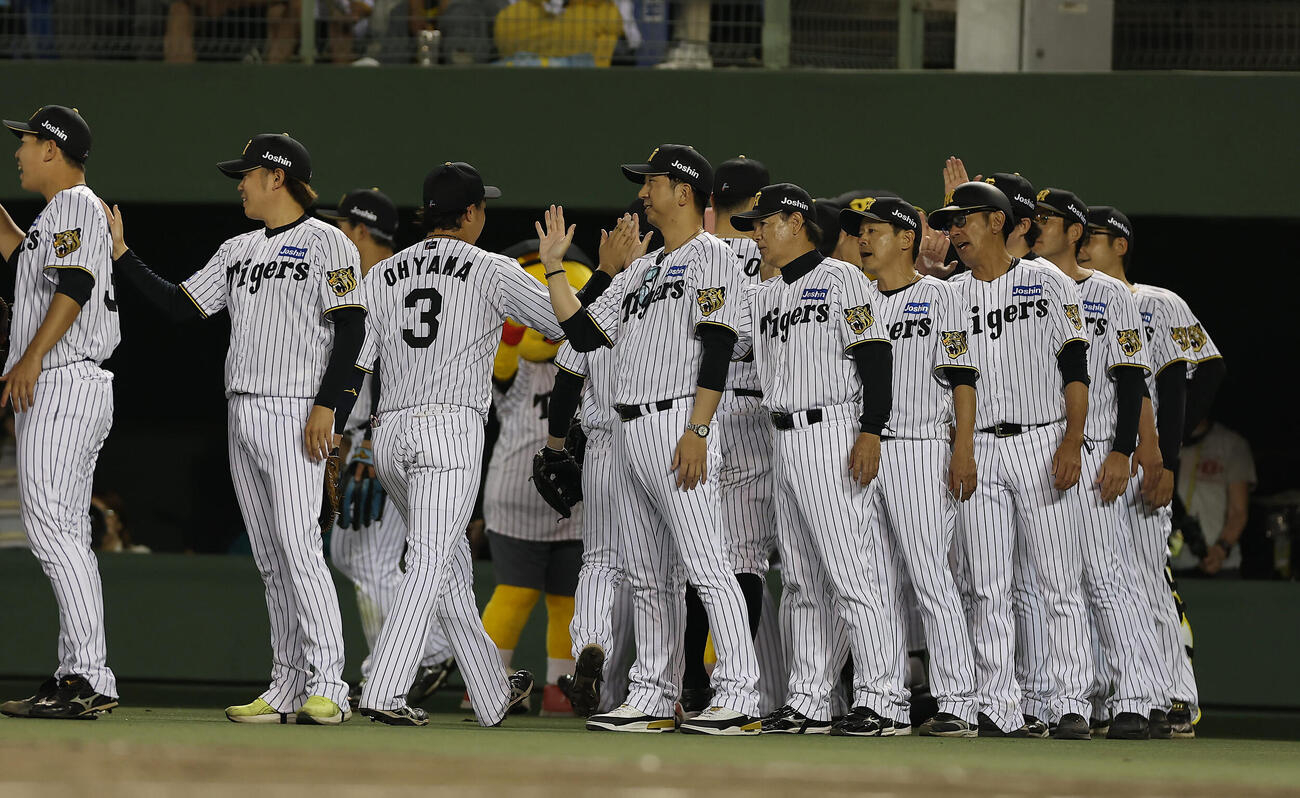 阪神対中日　中日に勝利し、ナインを出迎える阪神藤川球児監督（中央）ら（撮影・前田充）＝2026年5月19日