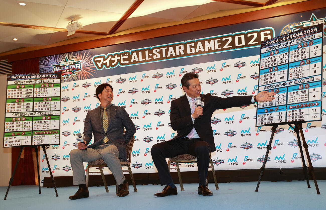 マイナビオールスターゲーム2026要項発表記者会見　パ・リーグの個人成績を見ながら注目選手を話すソフトバンク小久保裕紀監督。左は阪神藤川球児監督（撮影・上山淳一）＝2026年5月20日......