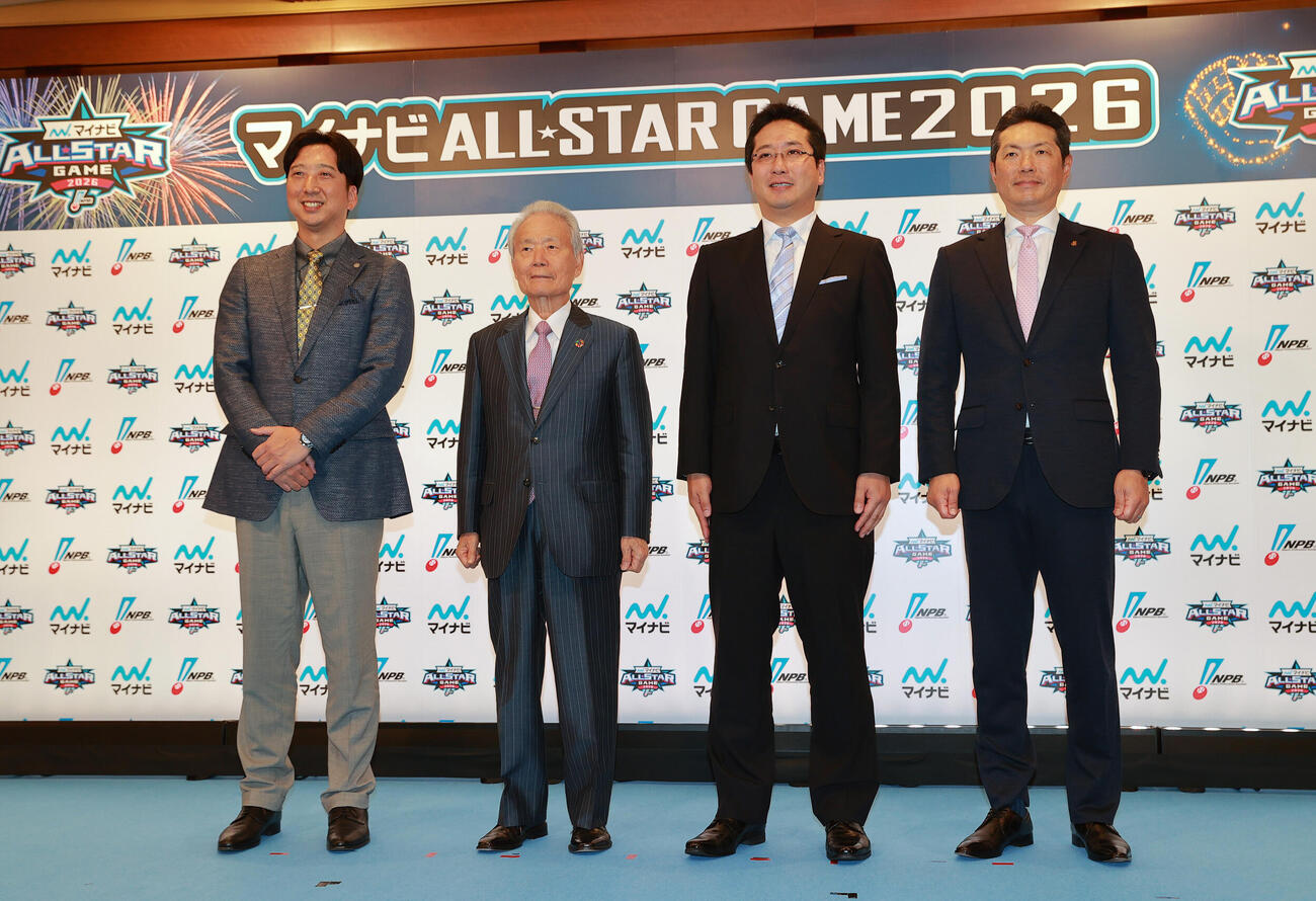 マイナビオールスターゲーム2026要項発表記者会見　会見後、フォトセッションする左から、全セの藤川球児監督、榊原定征NPBコミッショナー、マイナビ粟井俊介代表取締役社長執行役員、全パの小久保裕紀監督（撮影・上山淳一）＝2026年5月20日