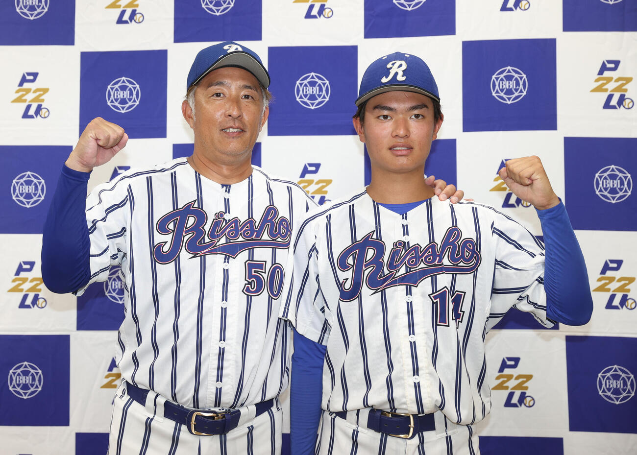 東都大学野球　立正大対亜大　勝利投手の立正大・大村昂輝(右)は金剛弘樹監督とガッツポーズする（撮影・柴田隆二）