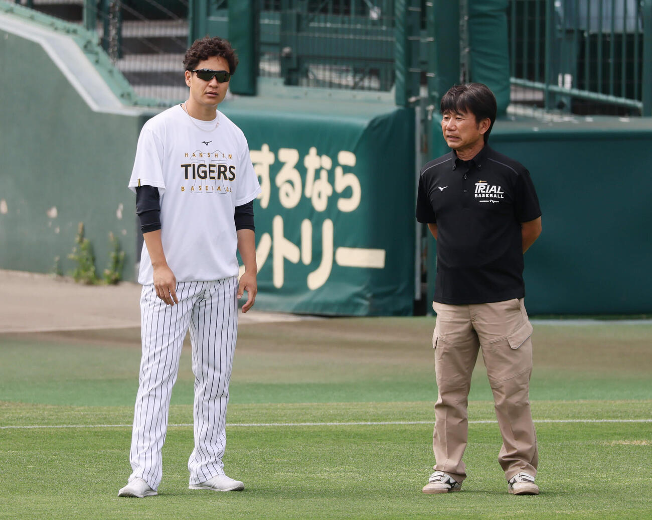阪神対中日　阪神園芸の金沢健児さん（右）と話し込む阪神大竹耕太郎（撮影・加藤哉）