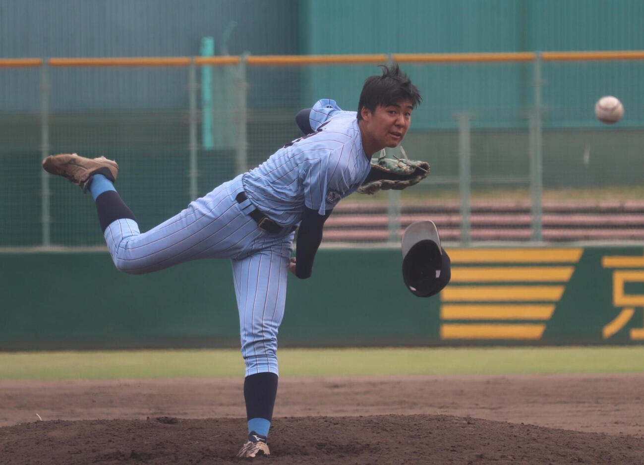 びわこ成蹊スポーツ大対明治国際医療大　8回に登板し三者凡退に抑えたびわこ成蹊スポーツ大・小松