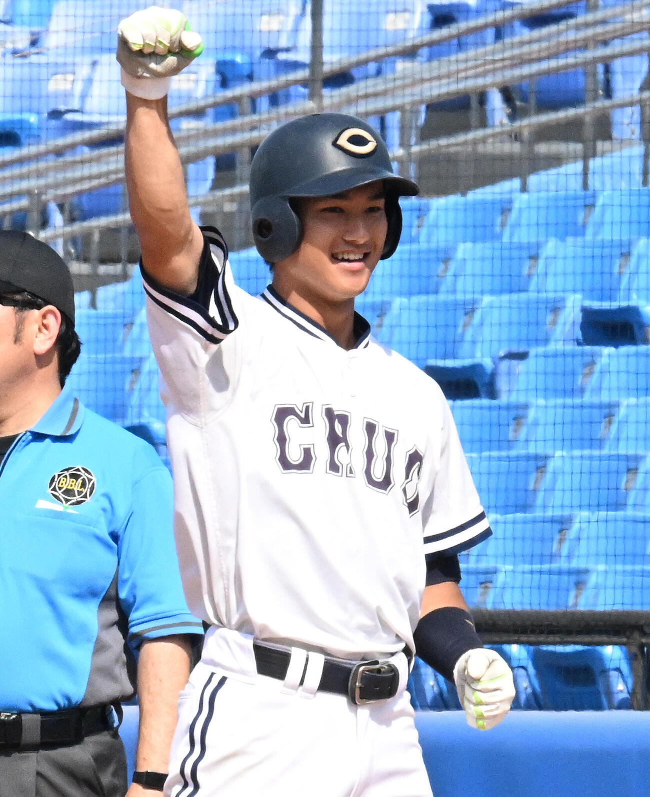 中大対東洋大7回表中大1死二塁、勝ち越し適時打を放ちベンチに向かってガッツポーズする佐々木琉生（撮影・千葉一成